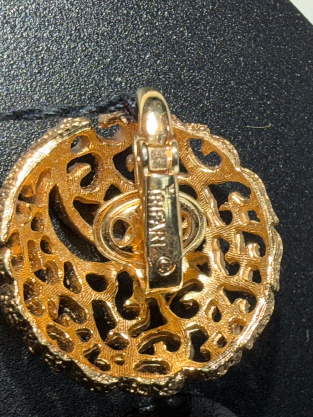 Vintage Crown Trifari Gold Tone Filigree Brooch & Clip Earrings 3-Piece Set - Picture 11 of 12